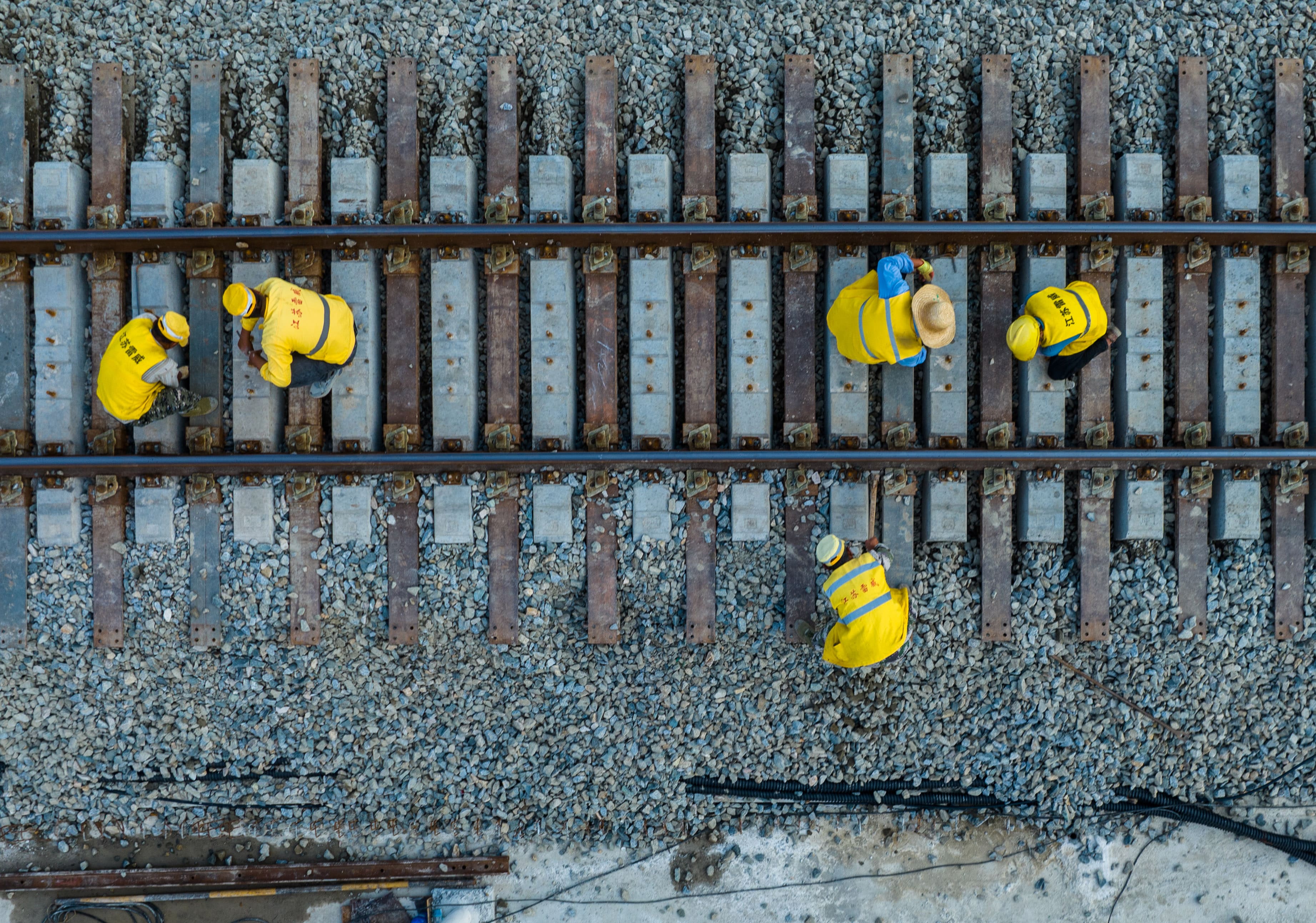工人在新長鐵路軌道上施工.jpg